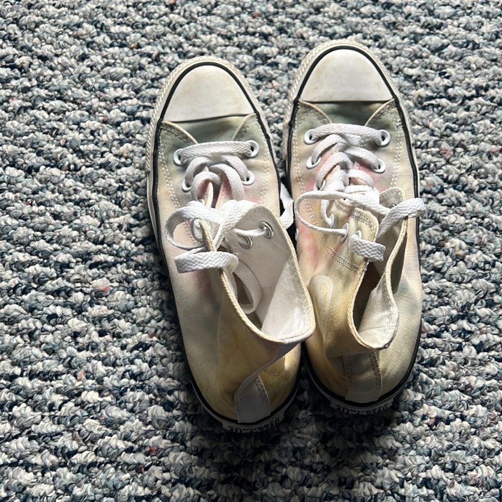 tie-dye Converse